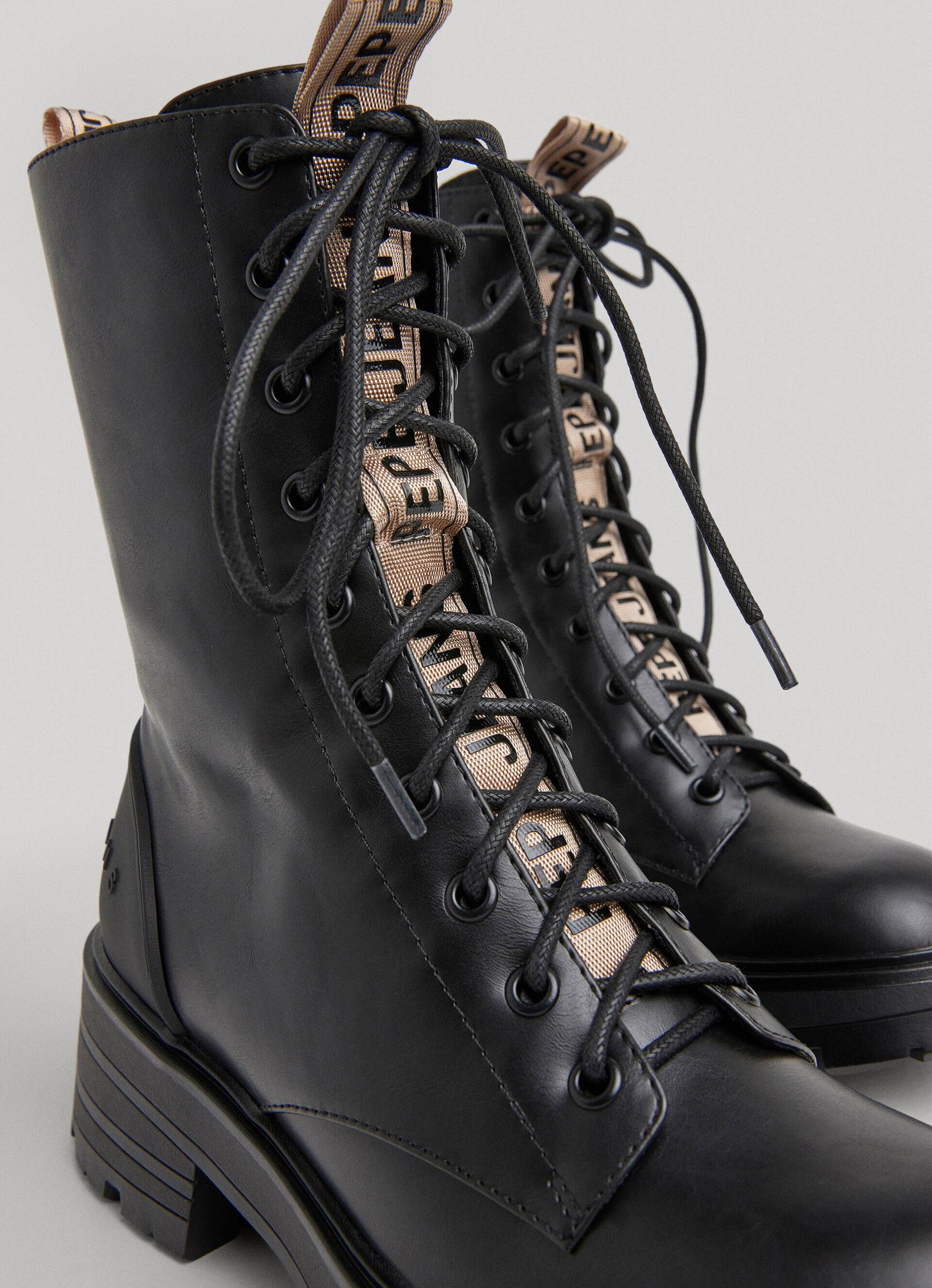 Botas de cano curto com cadarço - pretas