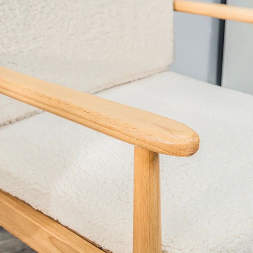 Fauteuil van massief hout en witte lussen