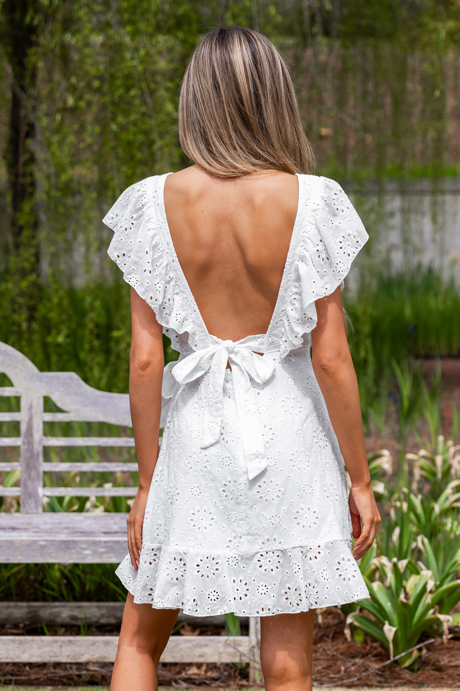 Robe mini en pur coton à emballage et volants en œillets blanche