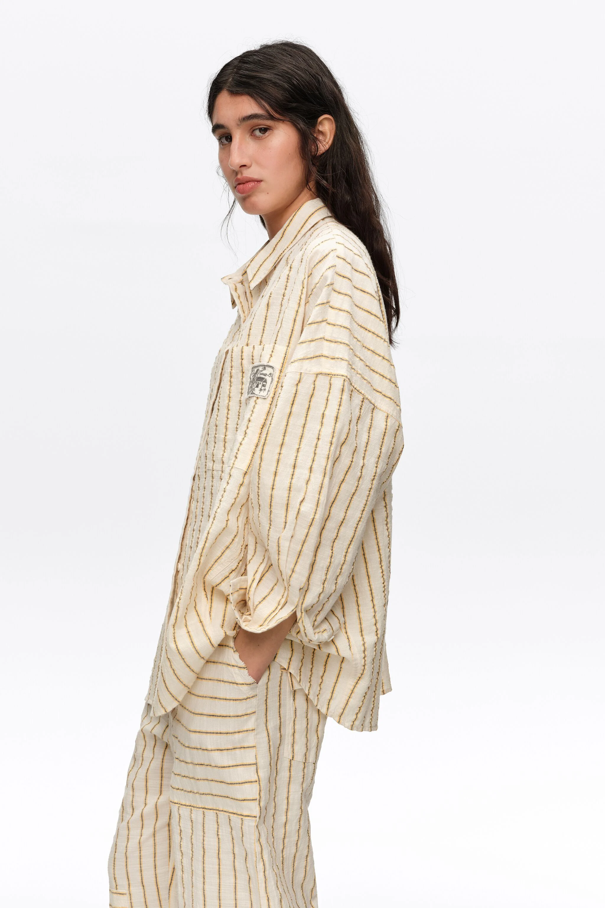 Camisa oversized de algodão texturizado com listras ocre