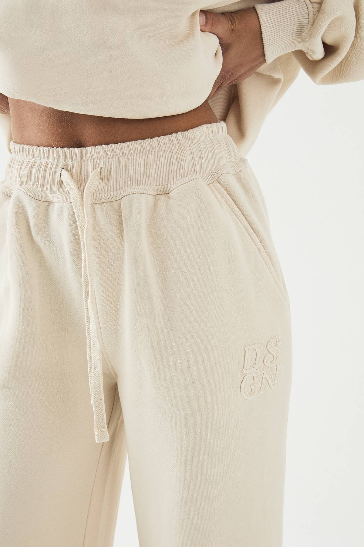 Jogging DSGN Studio à Jambe Droite avec Appliqué Ton sur Ton