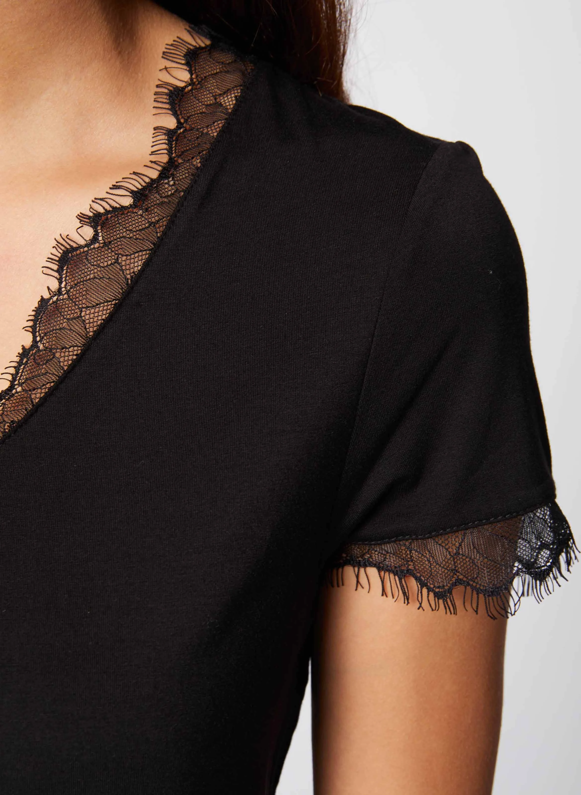 DMINOL.N - Tee-shirt col V avec empiècements dentelle | Noir