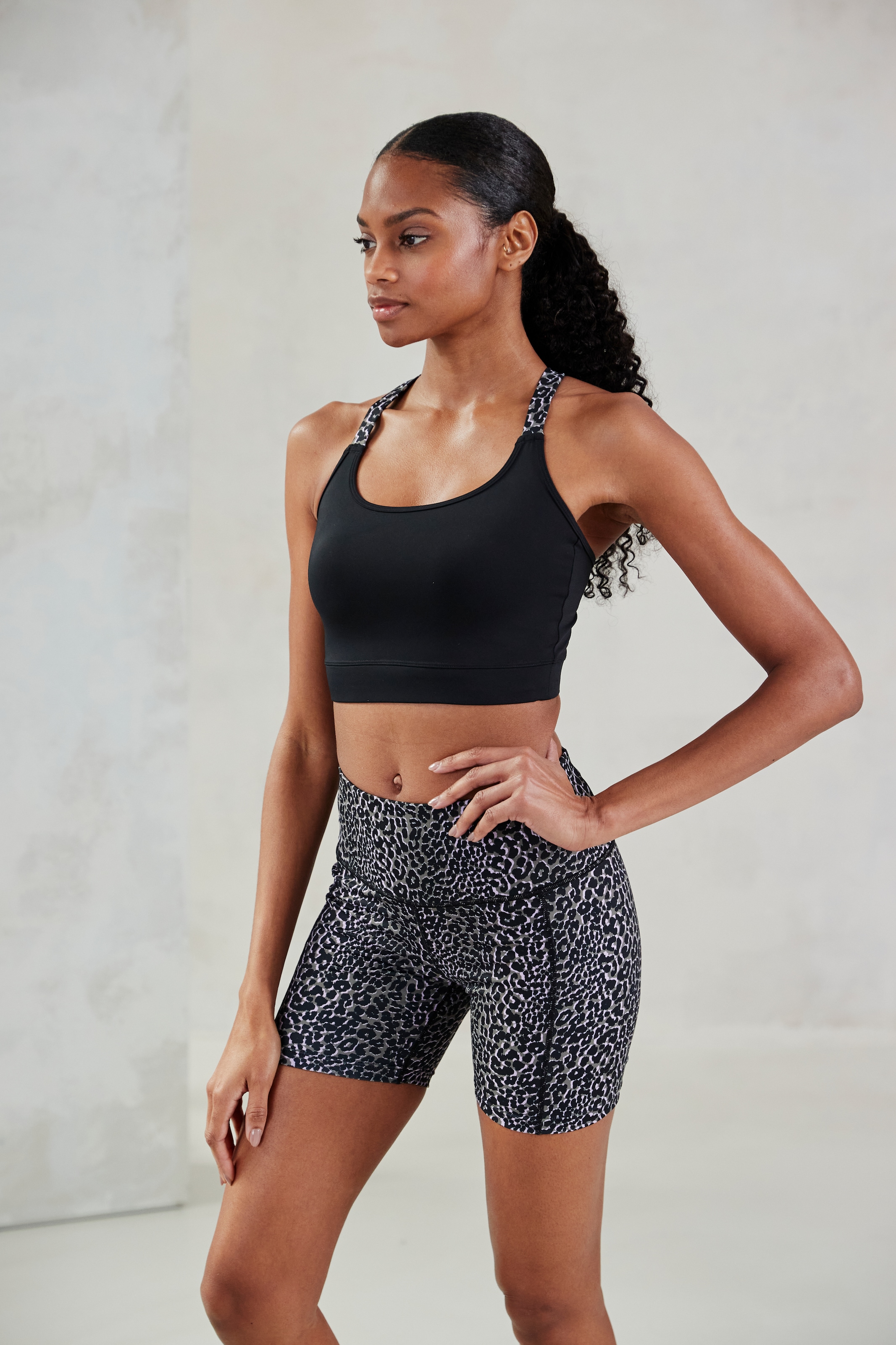 LASCANA ACTIVE Crop-Top , Sporttop mit gekreuzten Trägern in Leo Optik