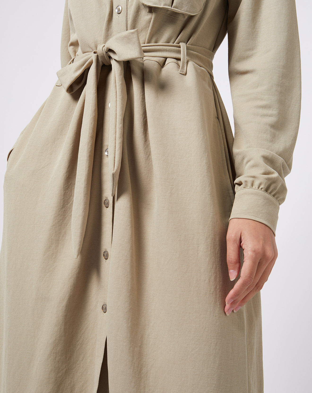 Esprit Robe-chemise dotée d'une ceinture à nouer kaki clair