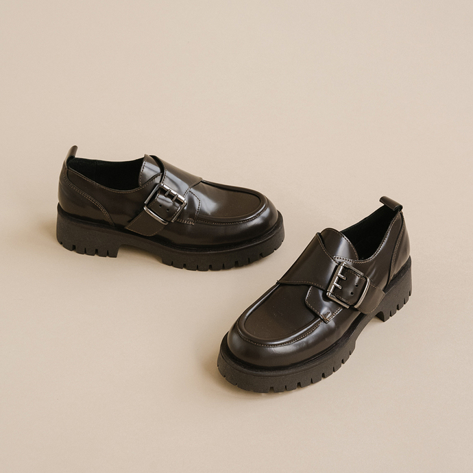 Derbies à talons plats, boucles et coutu...  en cuir glacé marron