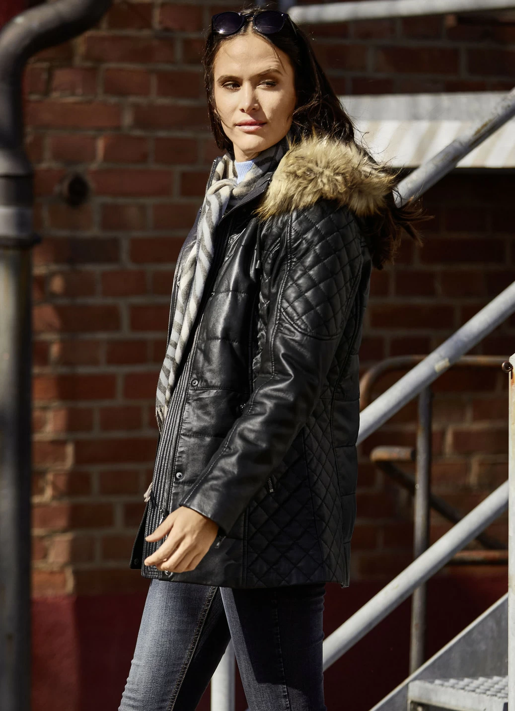 Lederjacke mit abtrennbarer Kapuze