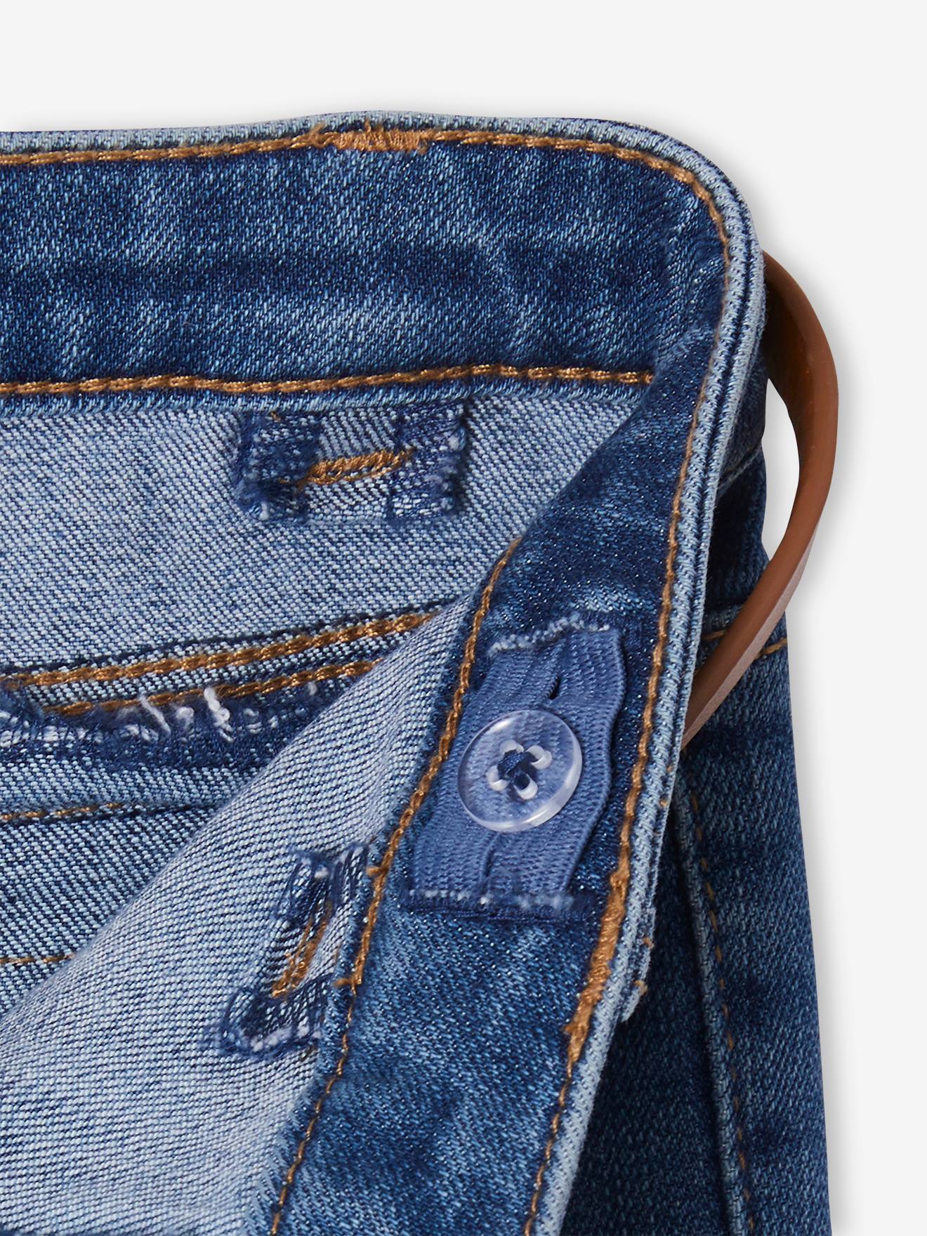 Calça jeans indestrutível e um cinto estiloso, para uma garota que curte maconha.