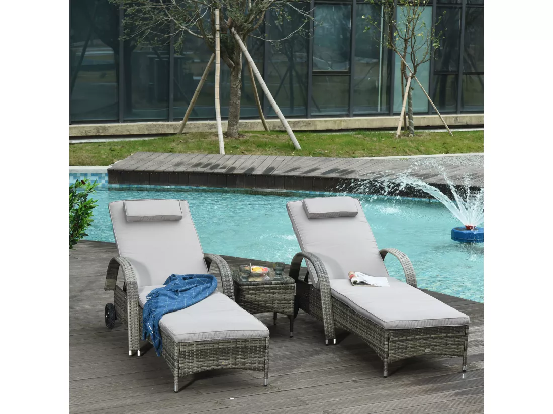 Lot de 2 transats bains de soleil grand confort : matelas, têtière, inclinaison réglable multipostions, accoudoirs, roulettes + table basse verre trempé résine tressée grise