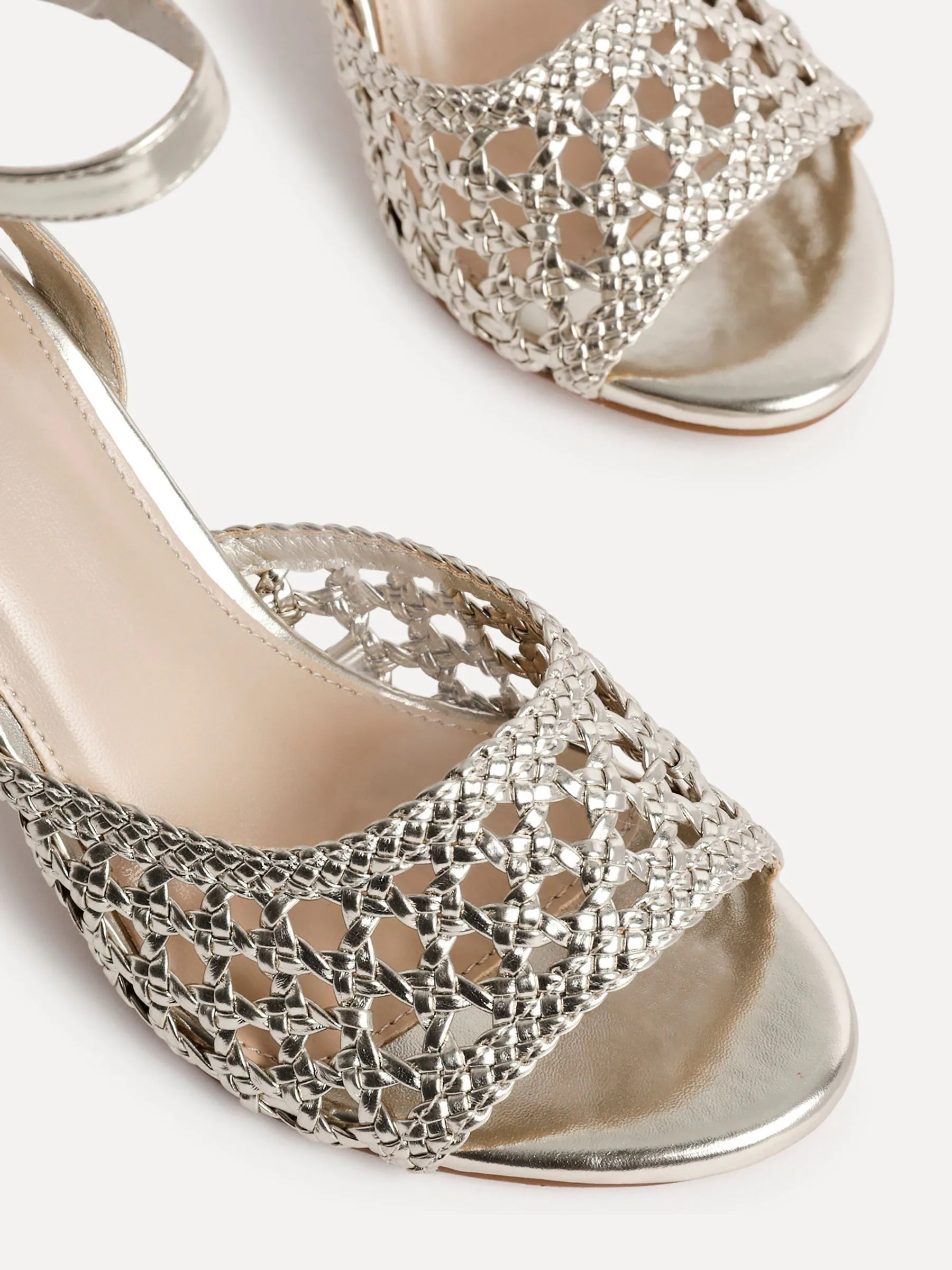 Goud - Linzi Bridget handgeweven sandalen met blokhak