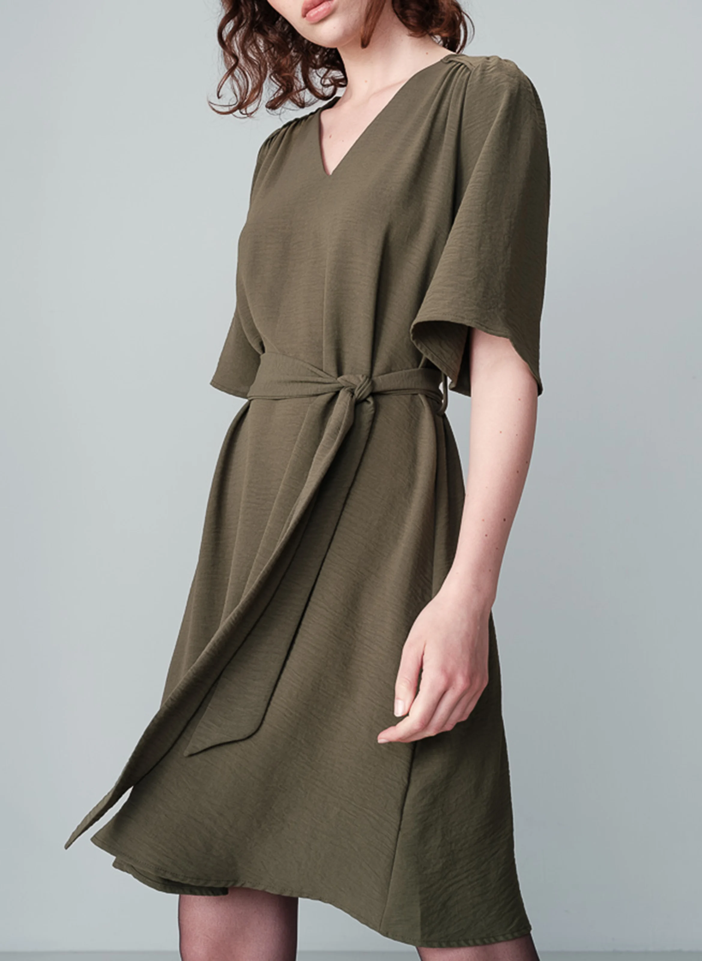 NIA - Robe courte ceinturée à fronces | Vert