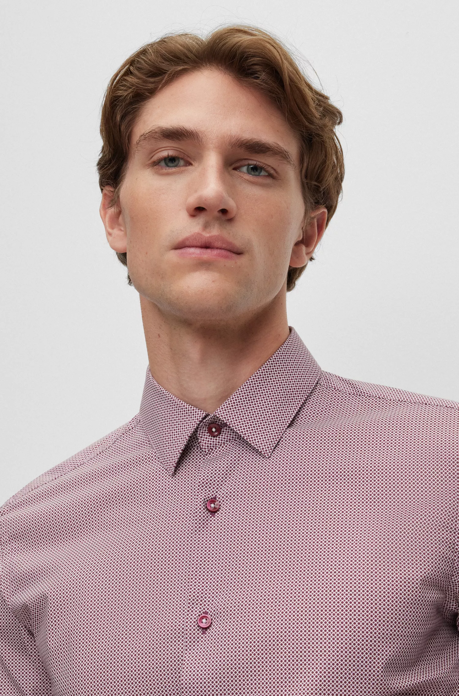 Camisa BOSS preta de corte slim em algodão elástico estampado.