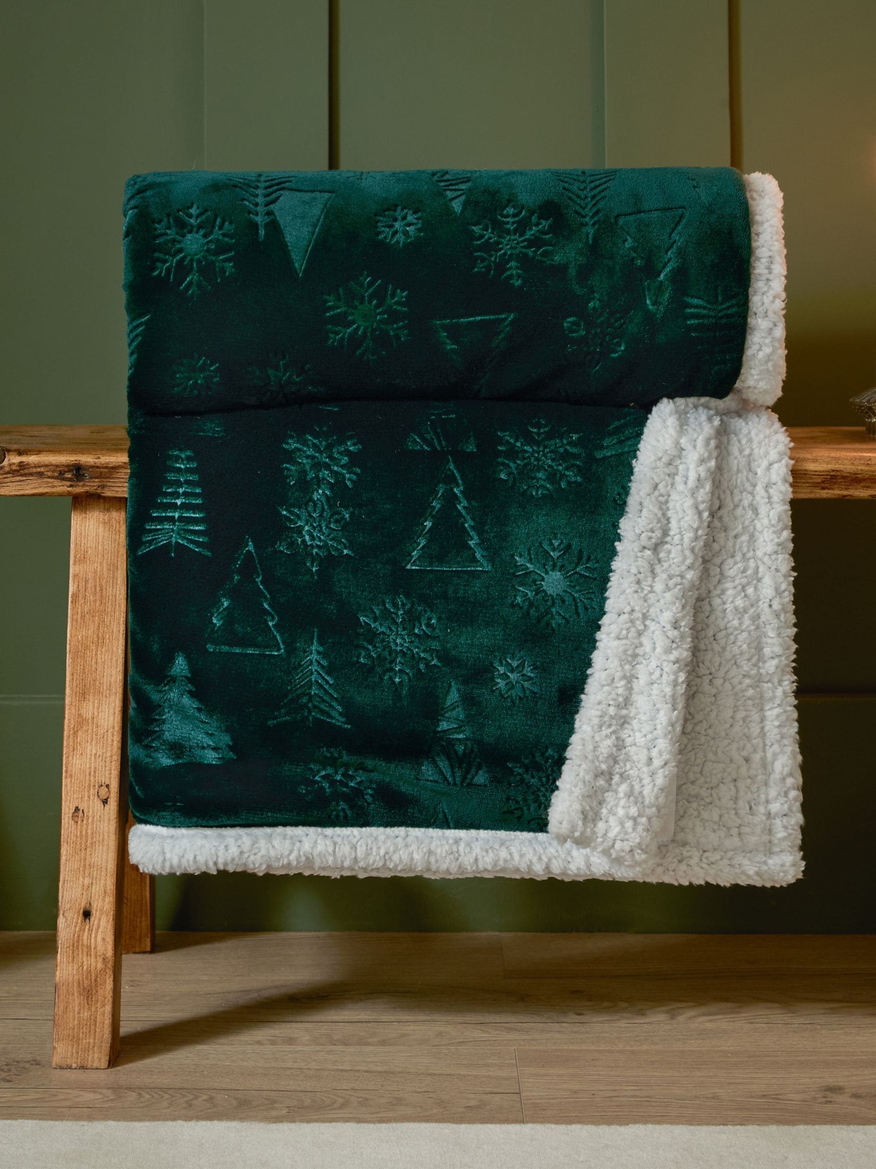 Furn Christmas Festive Time Sherpa Fleece Embossed Throw