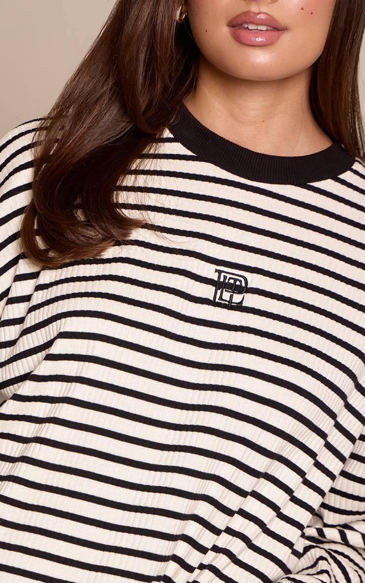 Monochrome T-shirt Oversize À Rayures Contrastées Avec Détail Logo En Jersey