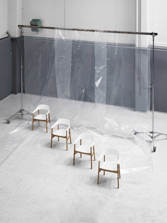 Normann Copenhagen Herit Armchair Smoked Oak stoel Spectrum leer zwart