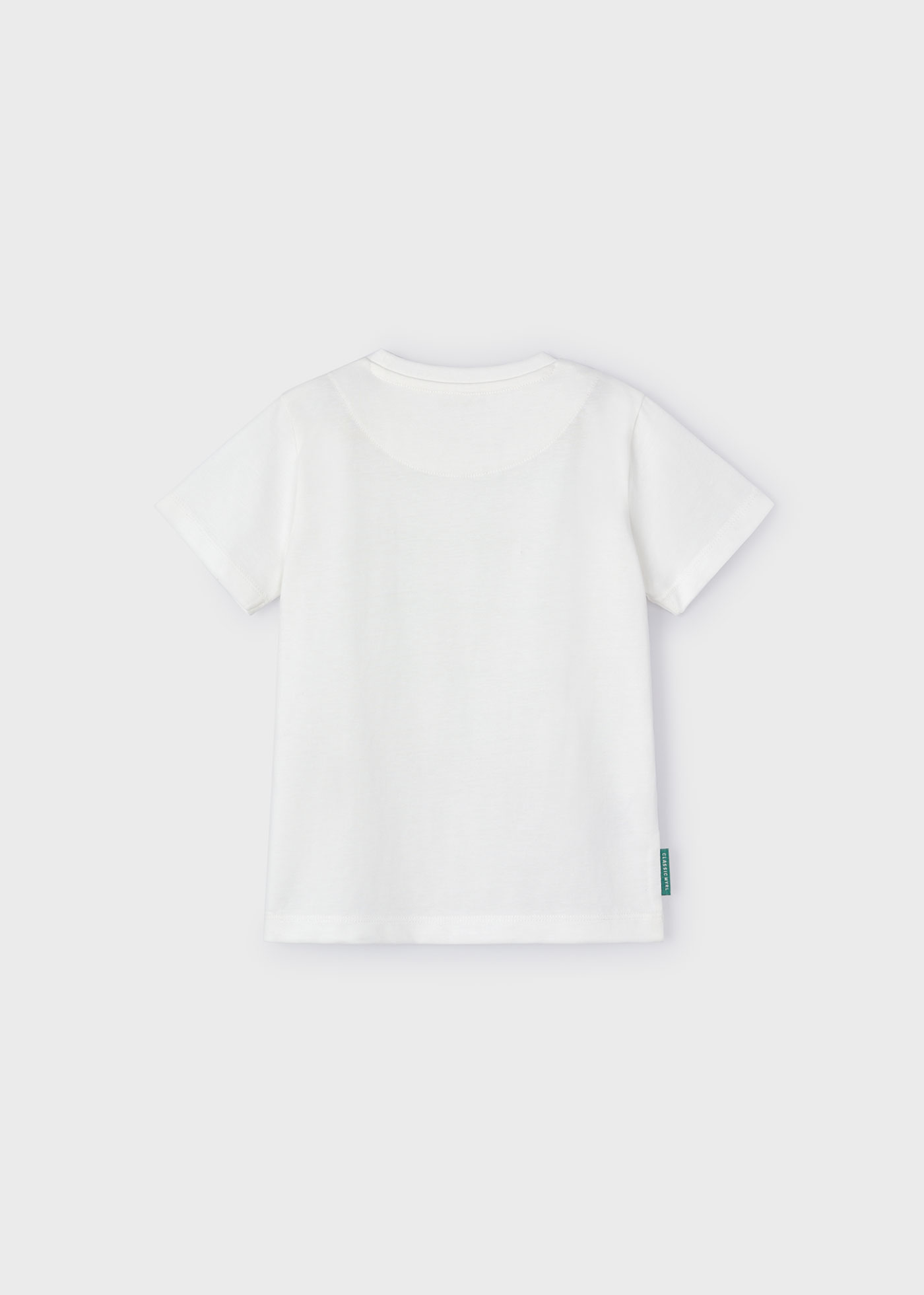 Camiseta Better Cotton infantil com aplique de barco, cor creme.