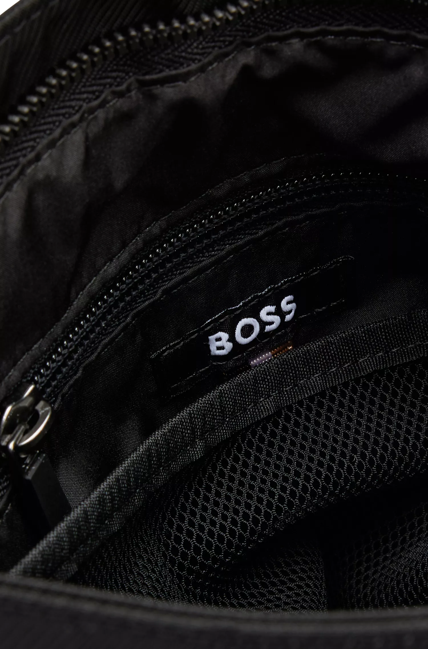 Bolsa envelope BOSS com logotipo preto em material reciclado texturizado.