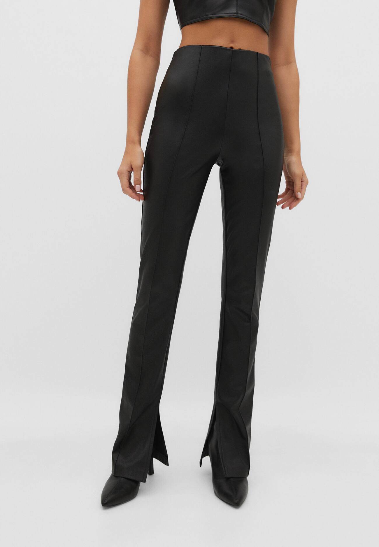 Calça flare de couro sintético com fenda na barra