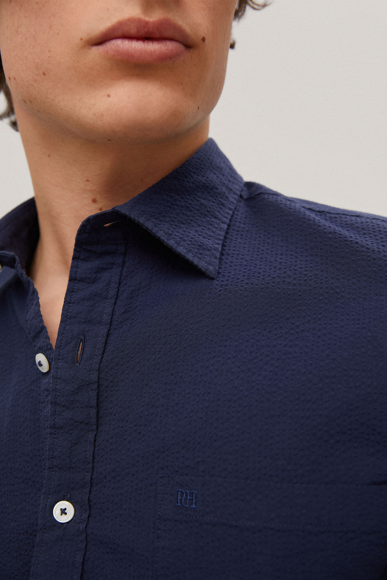 Camisa lisa de manga comprida em tecido seersucker - Azul