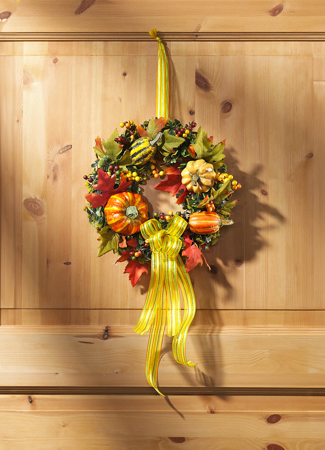 Wandkranz mit bunten Blättern, Beeren und Kürbissen