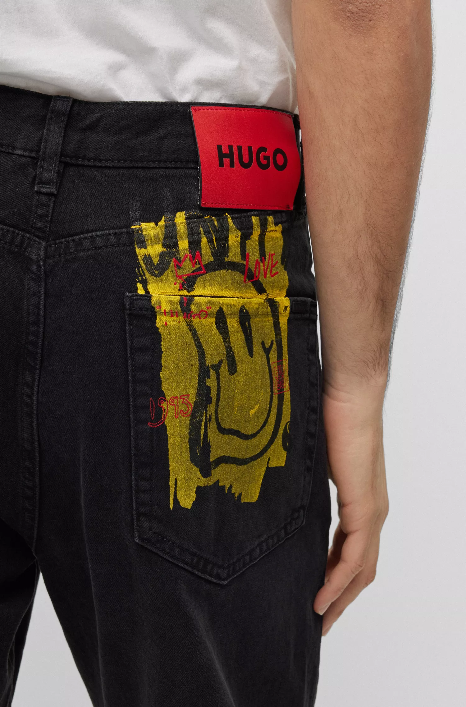 Calça jeans HUGO vermelha, corte regular, em denim rígido preto.