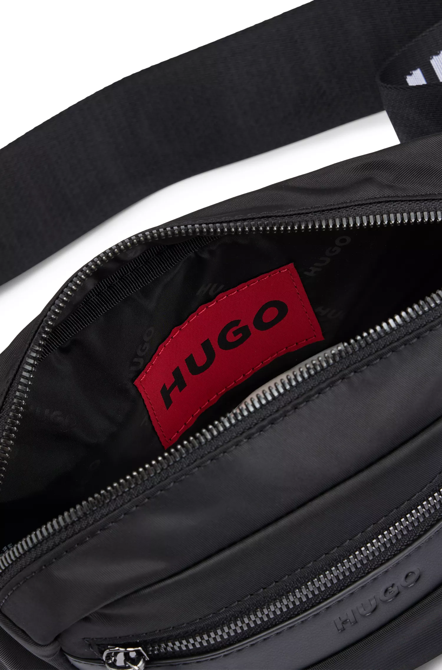 Bolsa de cintura HUGO com logotipo vermelho em relevo em estruturas mistas.