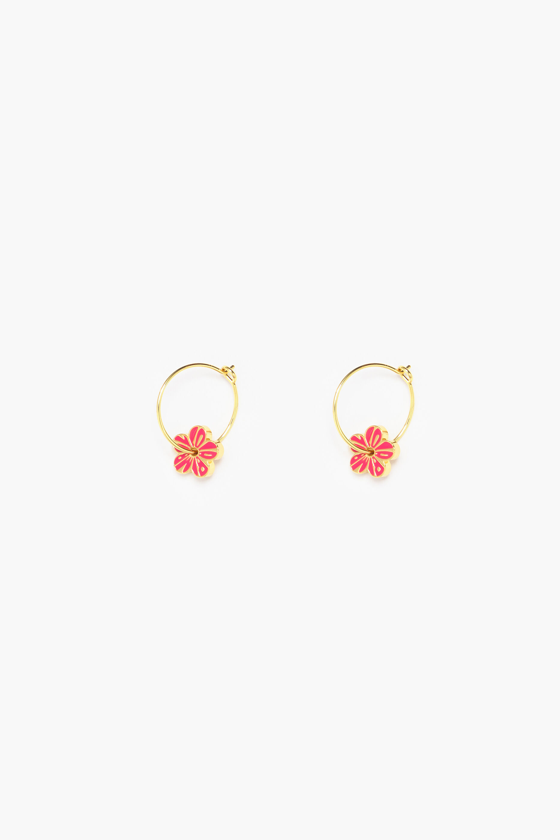 brincos de argola com flor de rosa
