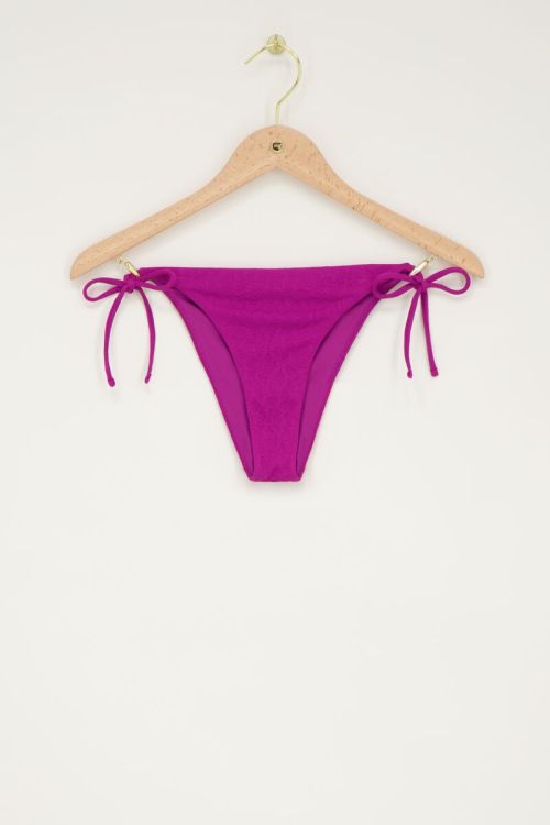 Paars bikini broekje met strikbandjes en structuur