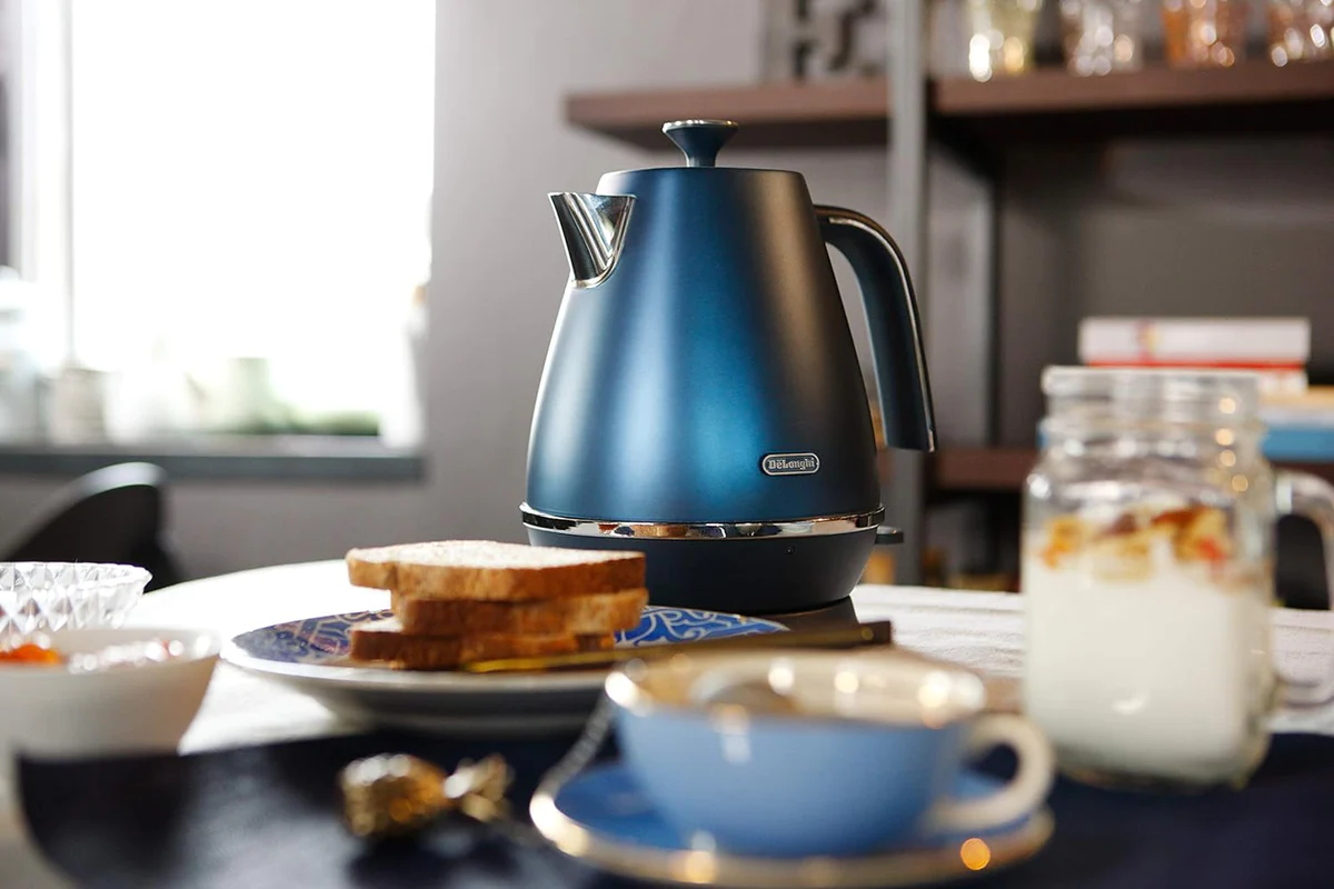bouilloire électrique de 1,7L sans fil 2000W bleu Delonghi