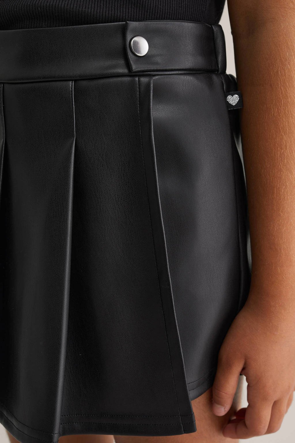 WE Fashion imitatieleren skort zwart