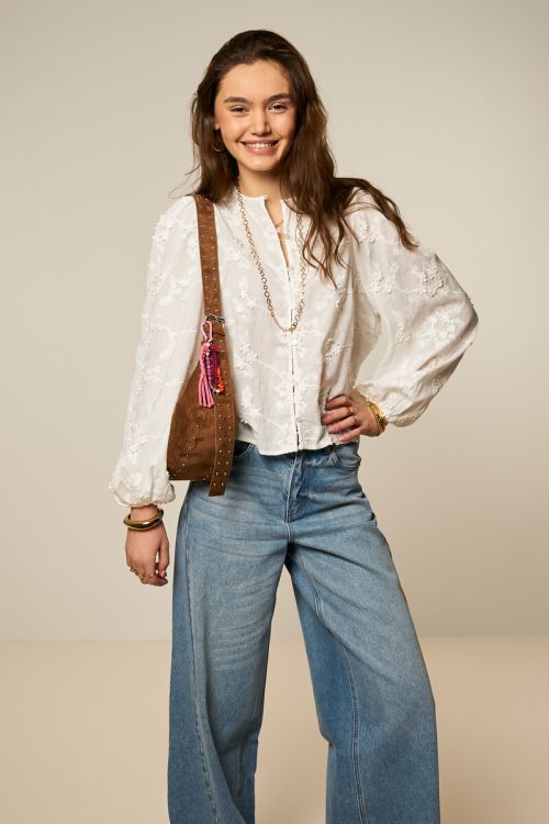 Witte blouse met trompetmouwen en 3D bloemen
