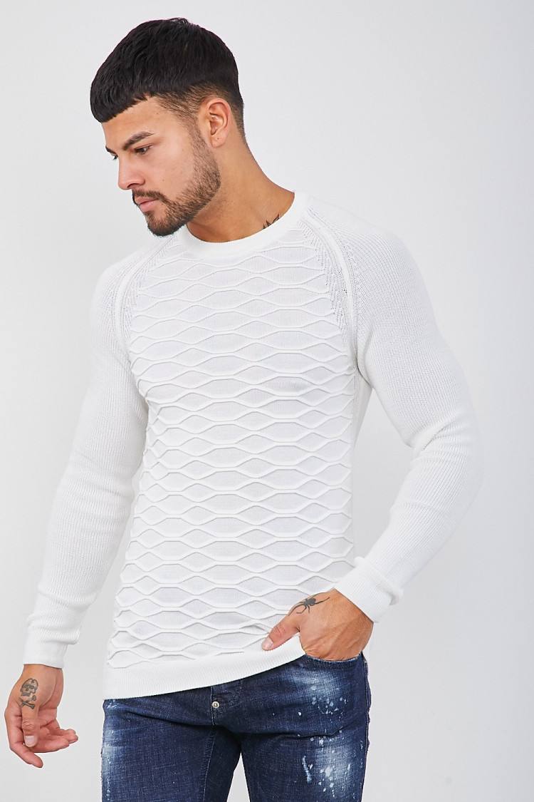 Pull blanc avec motifs en relief