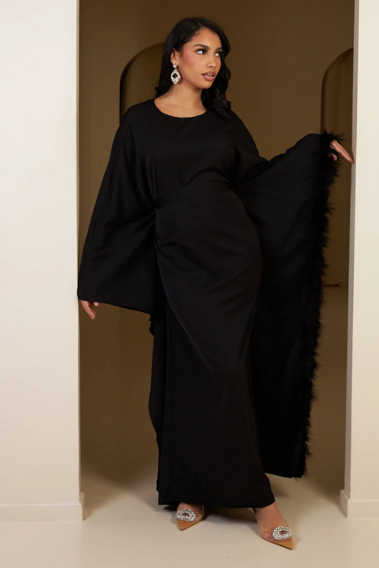 Abaya noire ceinturée à empiècement plume sur un côté