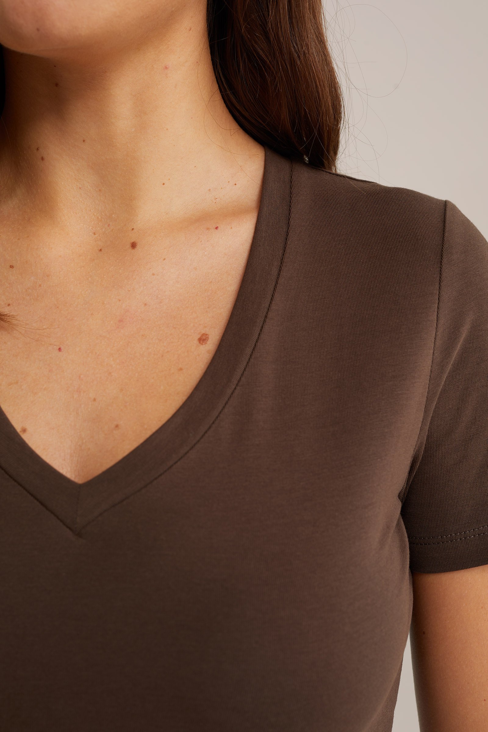 T-shirt met V-hals WE Fashion Bruin