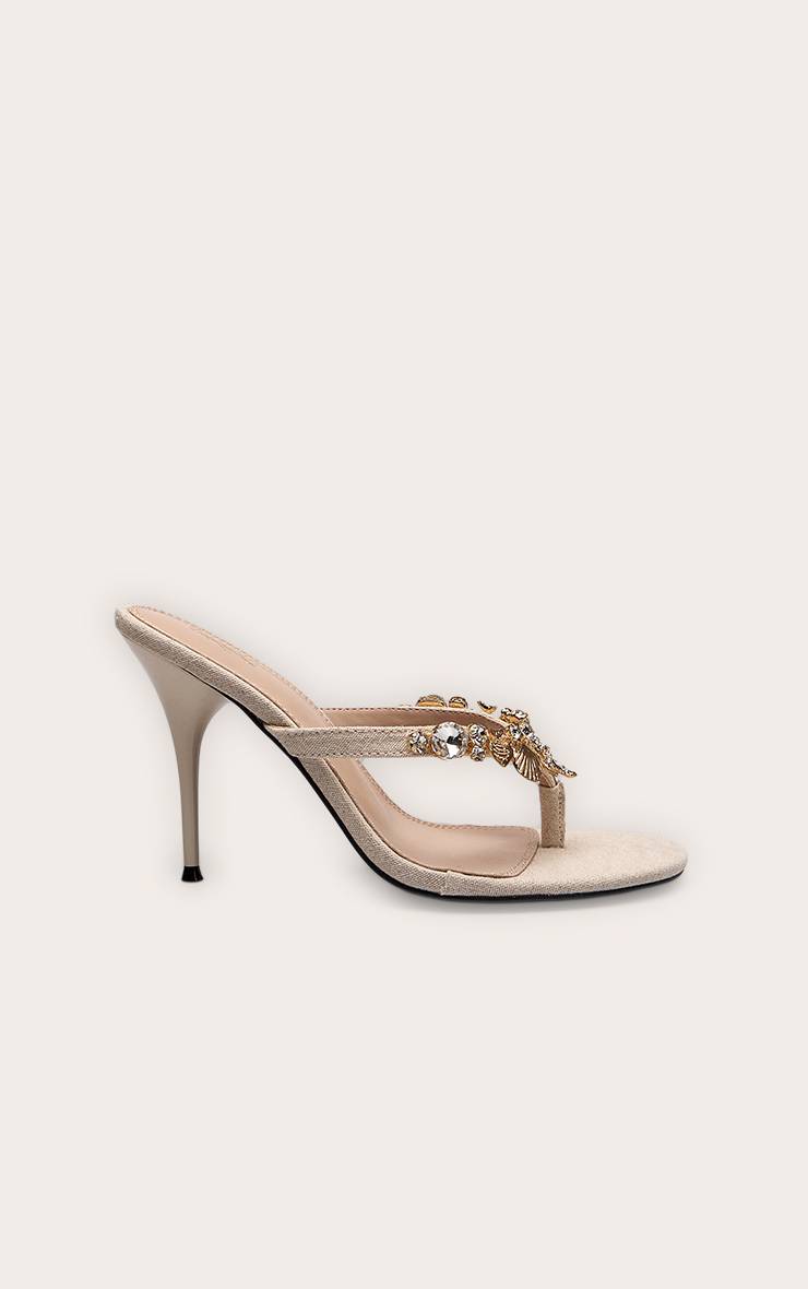 Naturel Mules À Talons Avec Bride Entre Les Orteils Ornée De Breloques En Lin