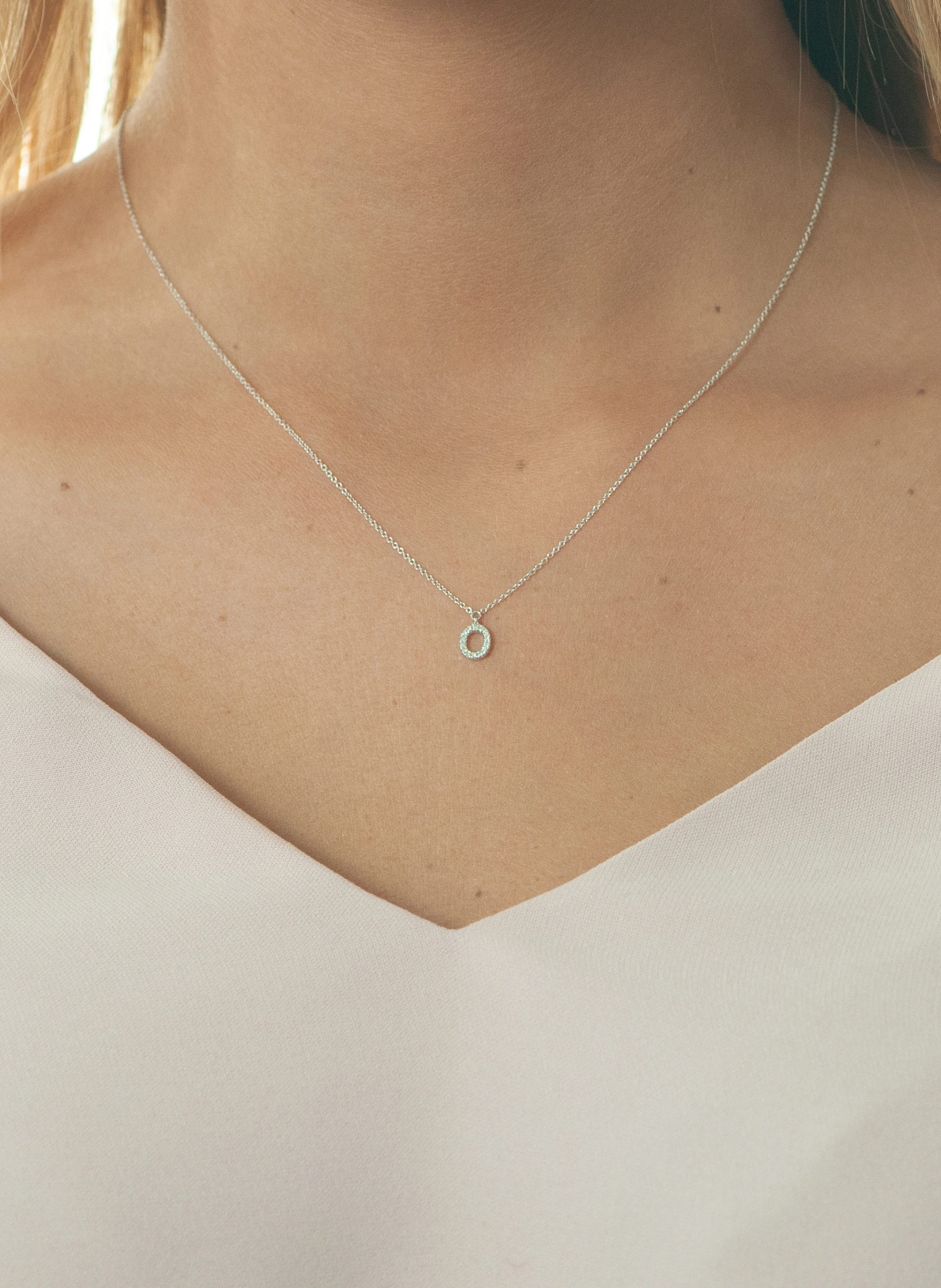 Leaf INITIALIEN Halskette „O“ aus 14 Karat Weißgold mit Diamanten