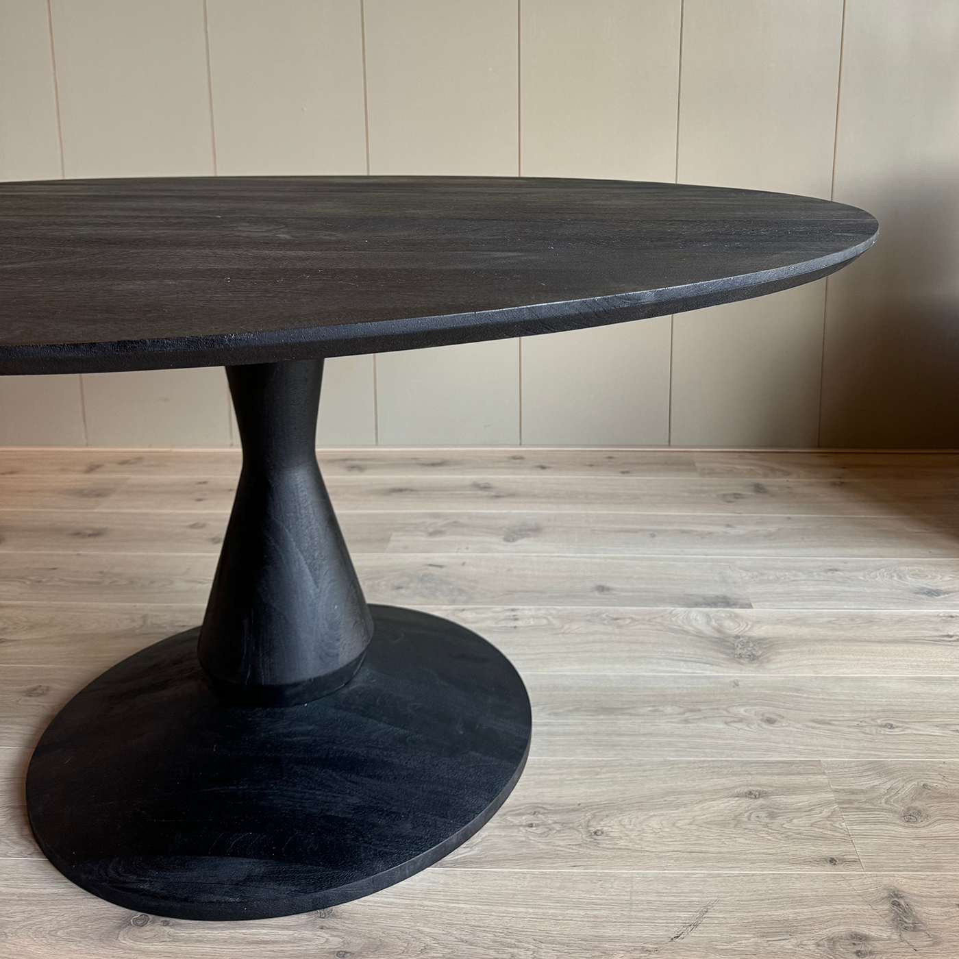 Old Inn wonen eetkamertafel mangohout rond zwart Old Inn wonen eetkamertafel mangohout met houten poot zwart- 130 cm