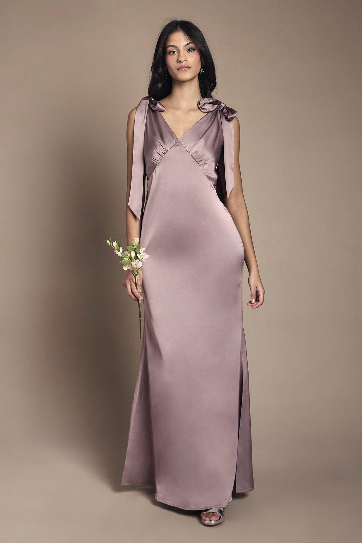 Coast Robe de Demoiselle d'Honneur Maxi Coast Honoured Petite en Crêpe Satiné à Col V et Épaules Nouées