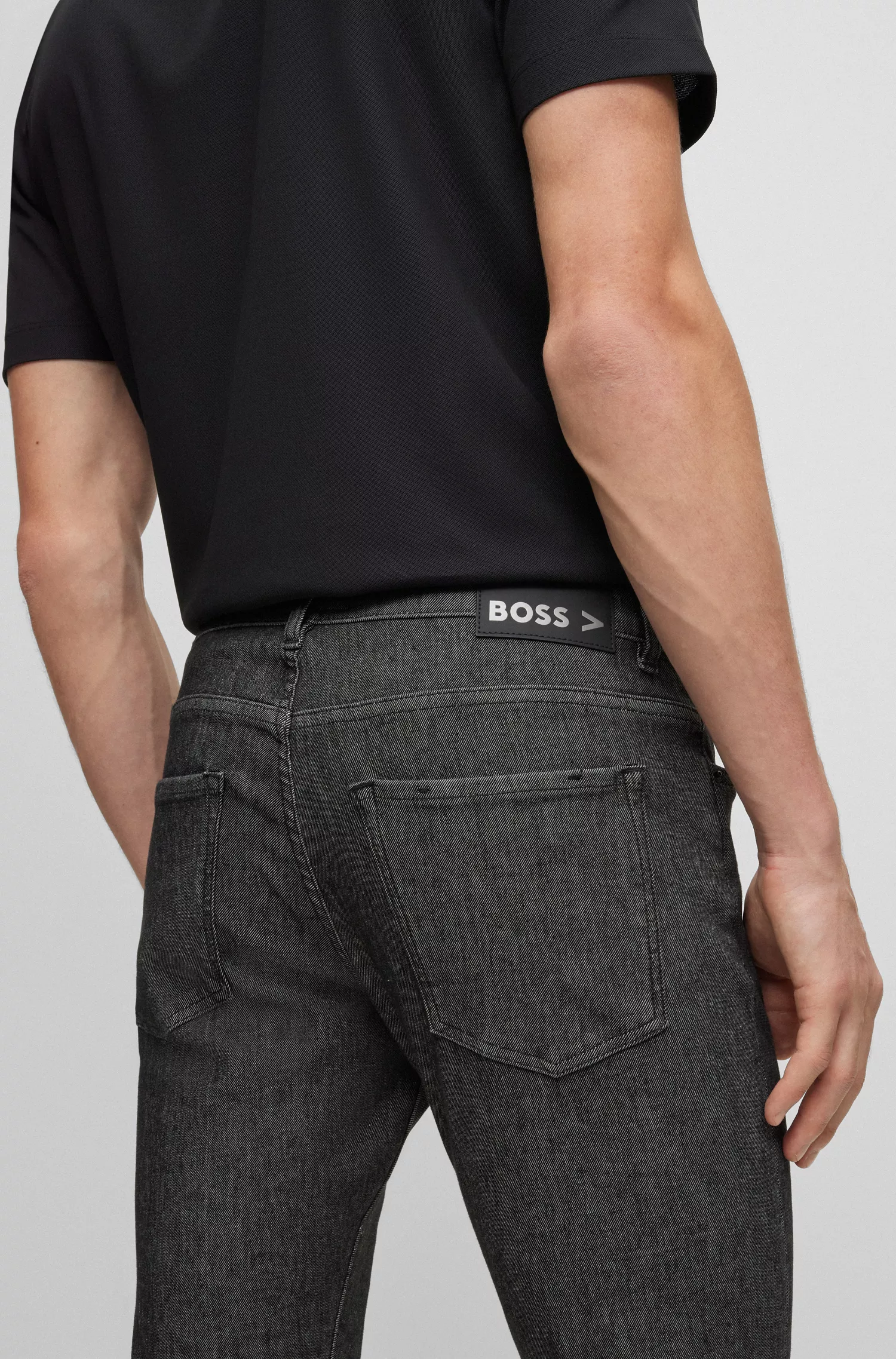 Calça jeans BOSS preta, corte slim, em denim de malha elástica de alta performance.
