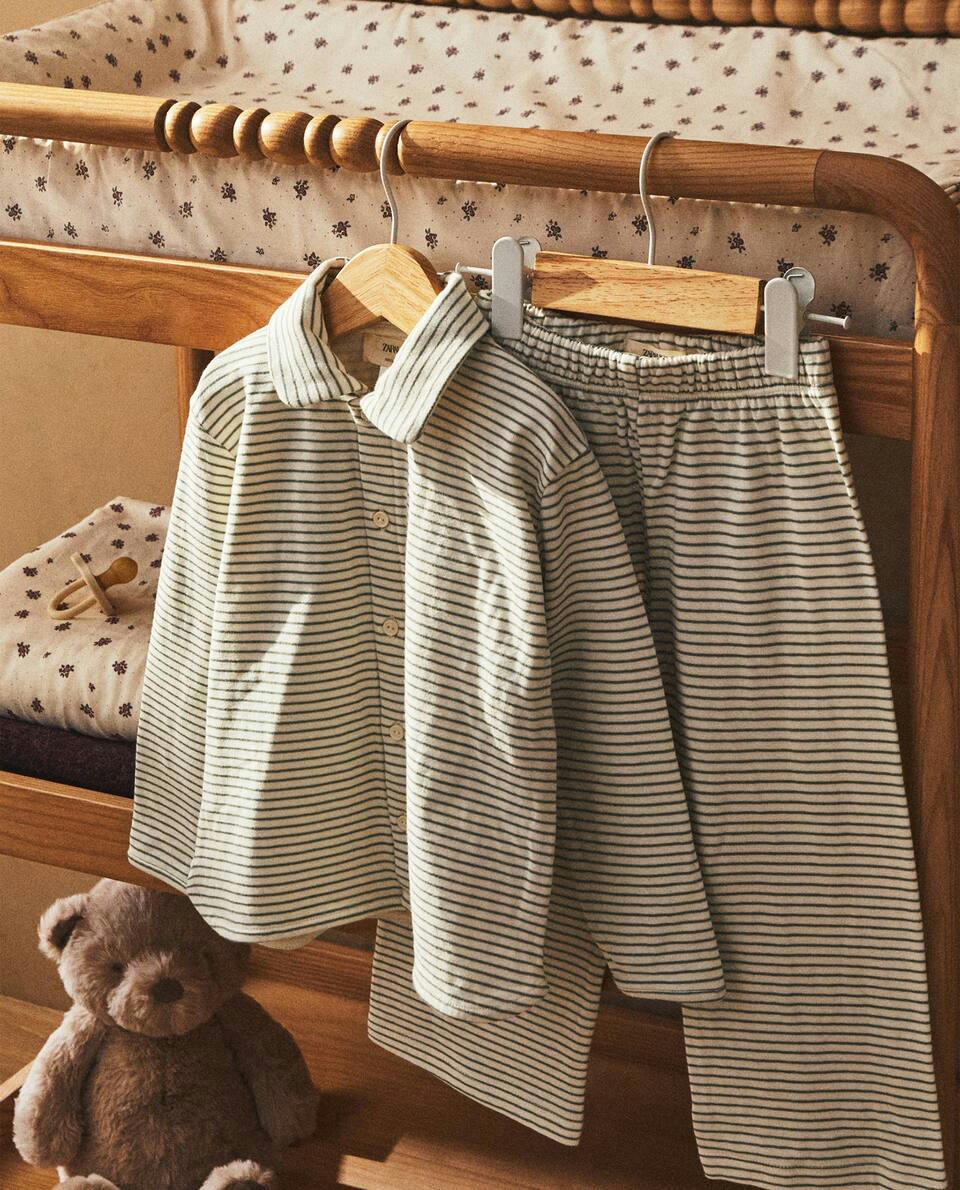 Conjunto de pijama infantil listrado