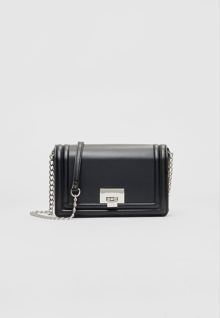 Bolsa transversal com detalhes em metal.