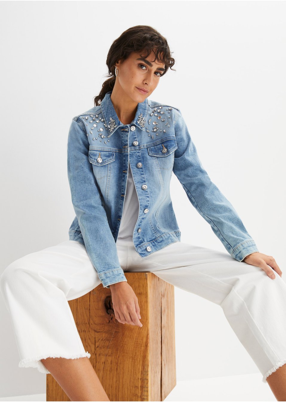 Veste en jean avec strass appliqués