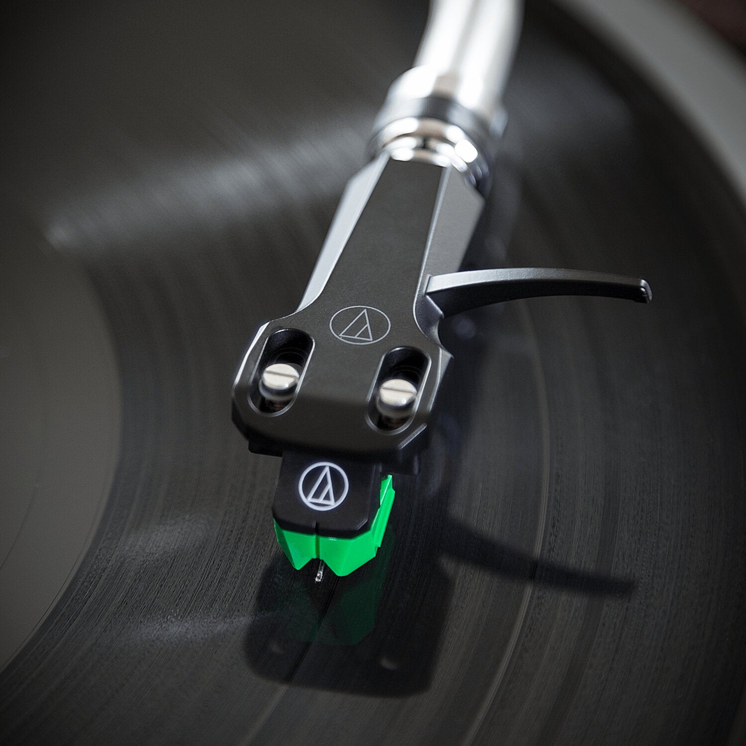 Audio Technica AT-VM95E/H MM cartridge gemonteerd op headshell, elliptische stylus