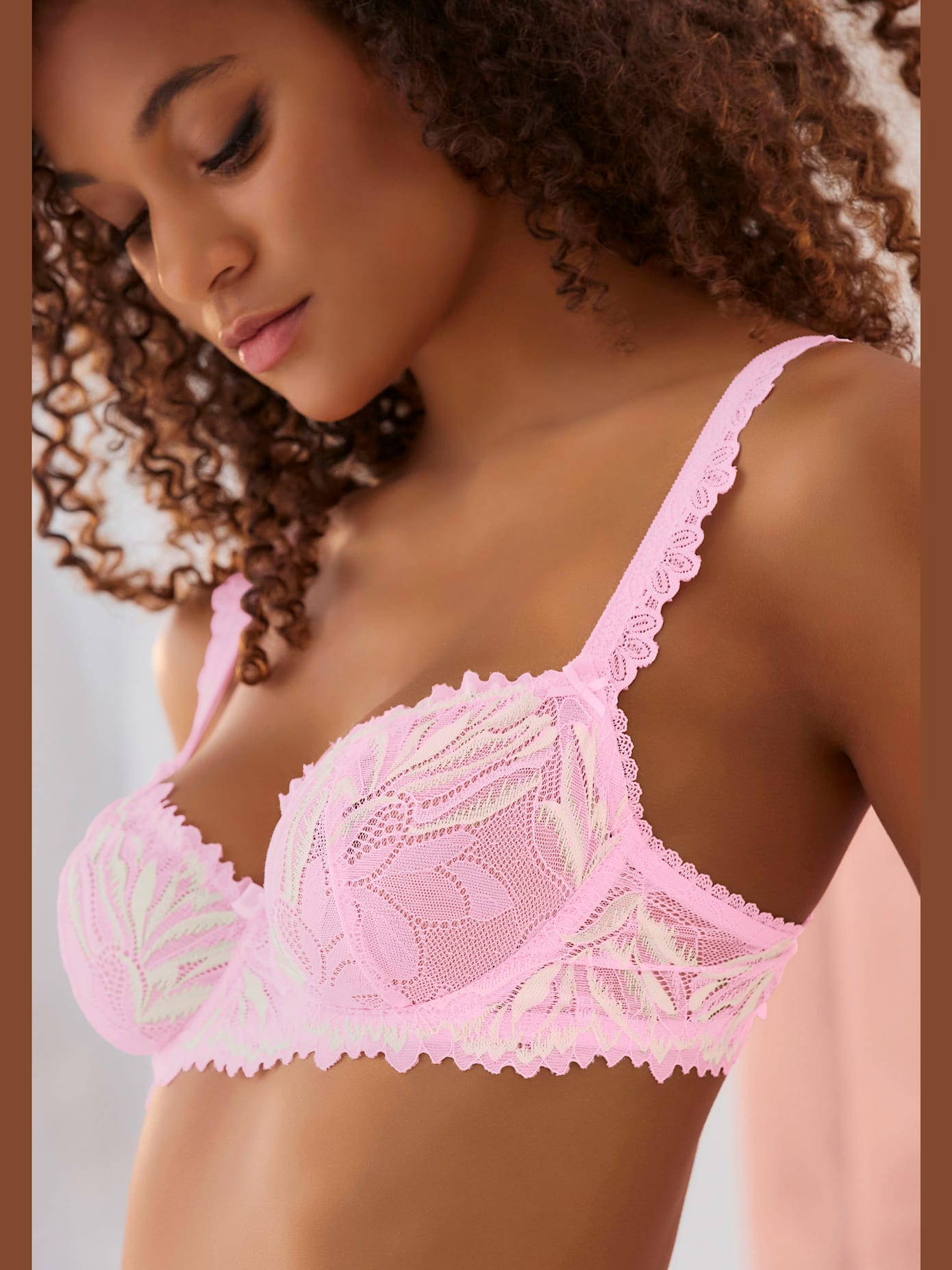 Soutien-gorge balconnet féminin avec petit nœud décoratif au centre devant