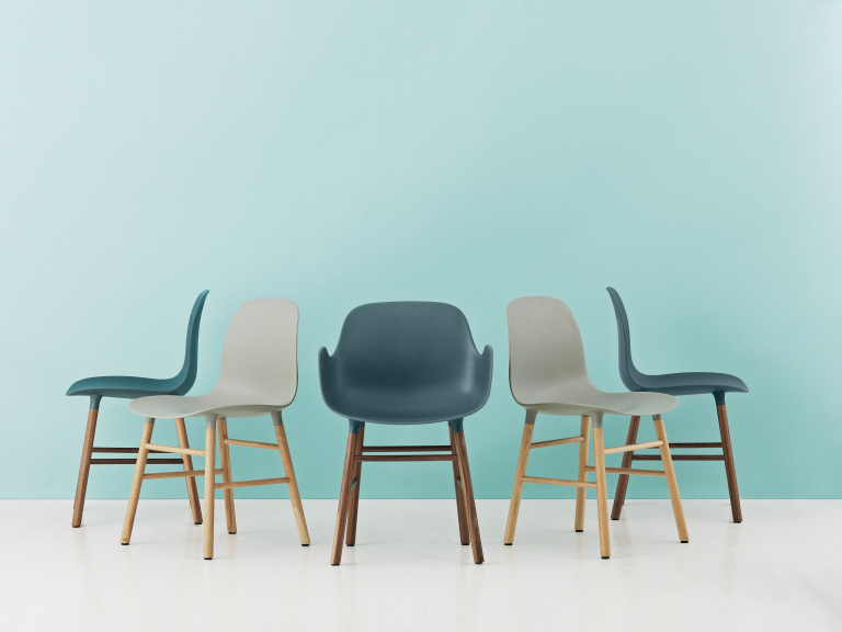 Normann Copenhagen Form Armchair stoel met eiken onderstel blauw