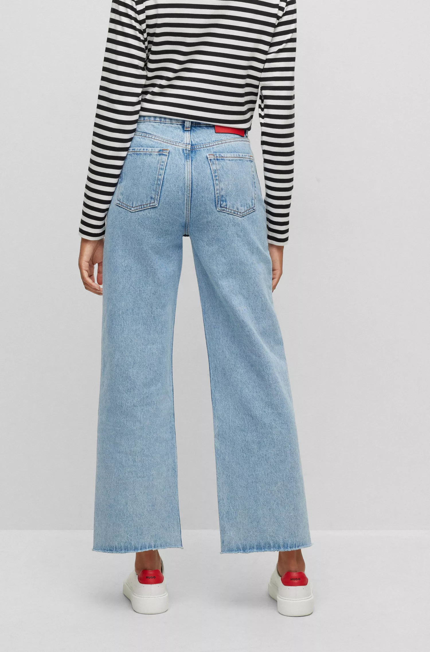 Calça jeans HUGO vermelha, de corte moderno e pernas largas, em denim de algodão orgânico azul.