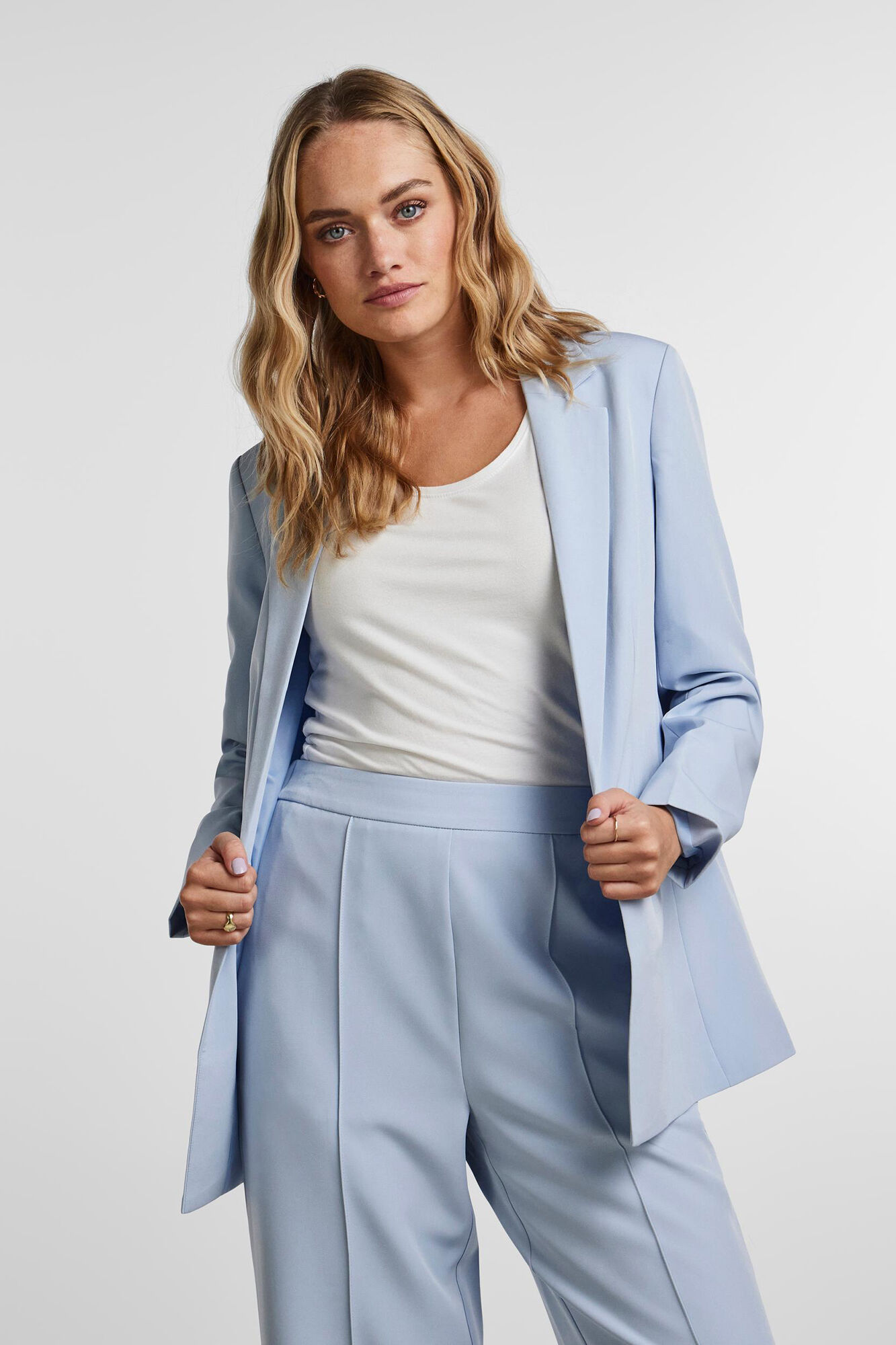 Blazer oversized com mangas compridas, bolsos falsos e lapela no decote.