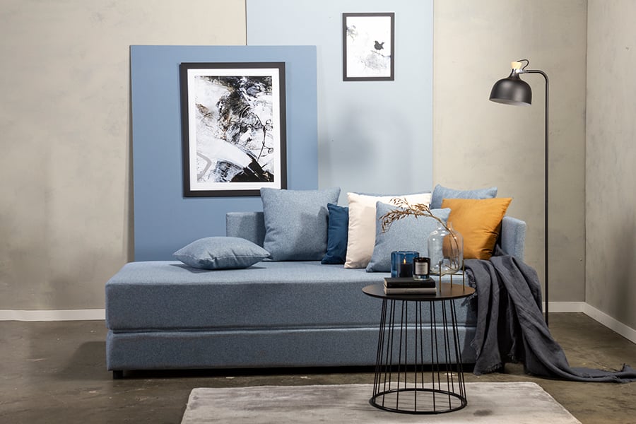 Tina sovesofa I tekstil Solid 74 blå.\tI tekstil Solid 16/1 lys blå.