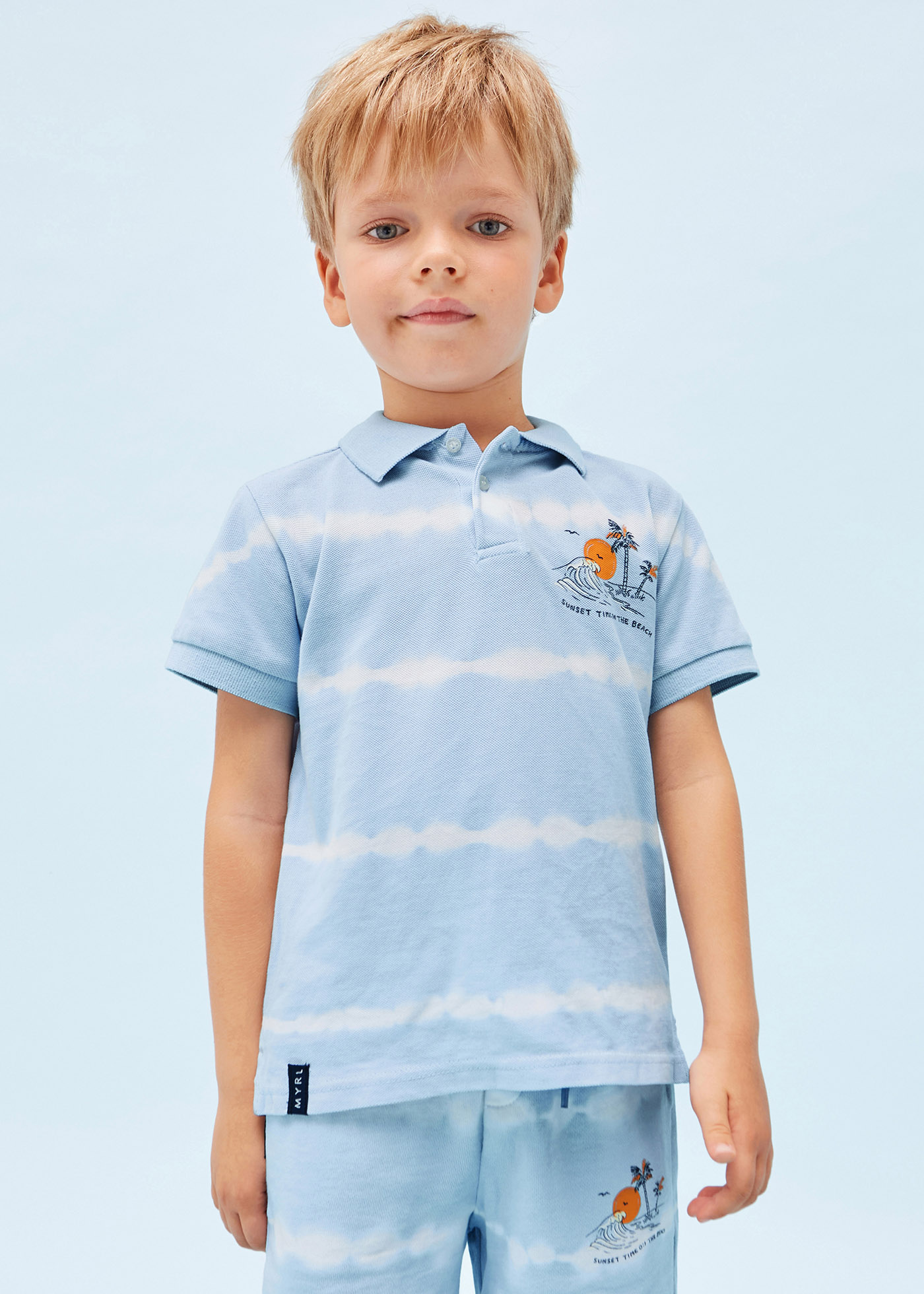Camisa polo infantil de algodão com estampa tie-dye e mangas curtas.