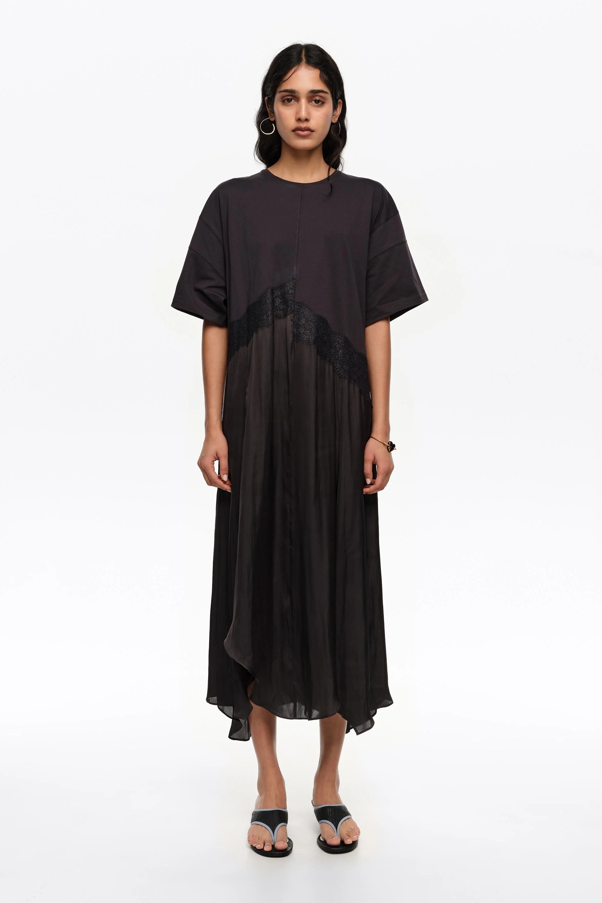 Vestido preto assimétrico de dois materiais