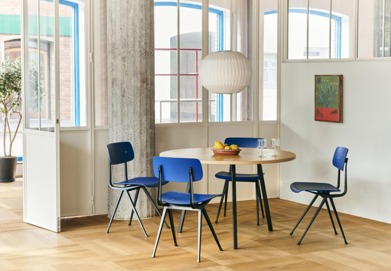 Hay Loop Stand Round eettafel Ø105 zwart onderstel, eiken gelakt
